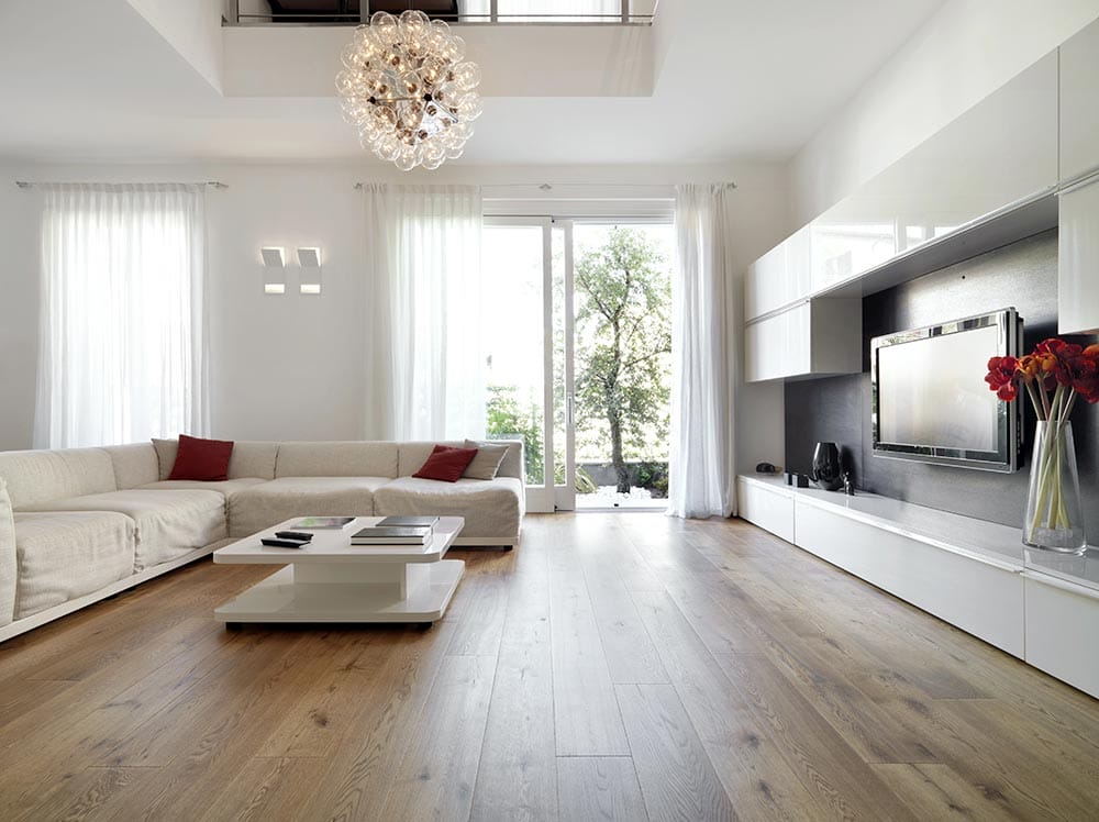 Un appartamento perfettamente pulito dopo il servizio di pulizia straordinaria.