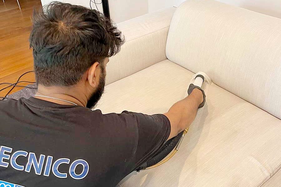 Un tecnico che effettua la Pulizia Divani a Domicilio San Siro - Milano