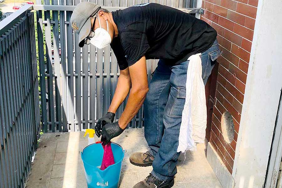 Rimozione guano piccioni in un balcone a Milano