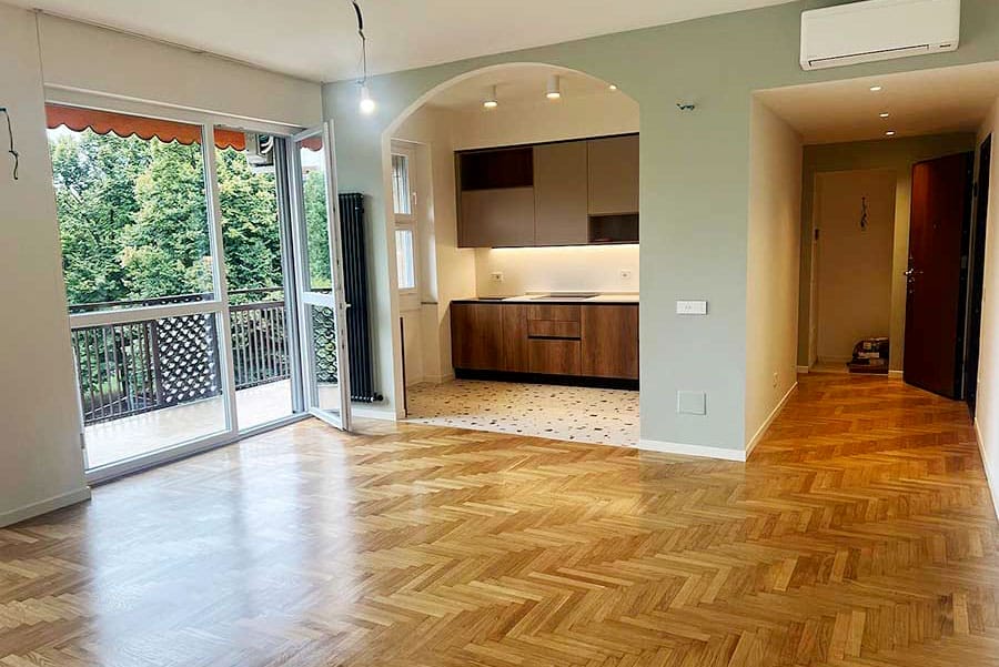Appartamento moderno e luminoso con pavimenti in parquet, cucina a vista, ampie finestre e un balcone che si affaccia sul verde, pulito professionalmente da un'impresa di pulizie post ristrutturazione di Milano per una finitura impeccabile.